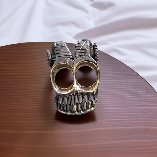Retro - Luxury Sheep Horns Knuckle Ring: A Vintage Ram Horn Skull - inspired Knuckle Duster Ring, Ideal for Motorcyclists and Ro